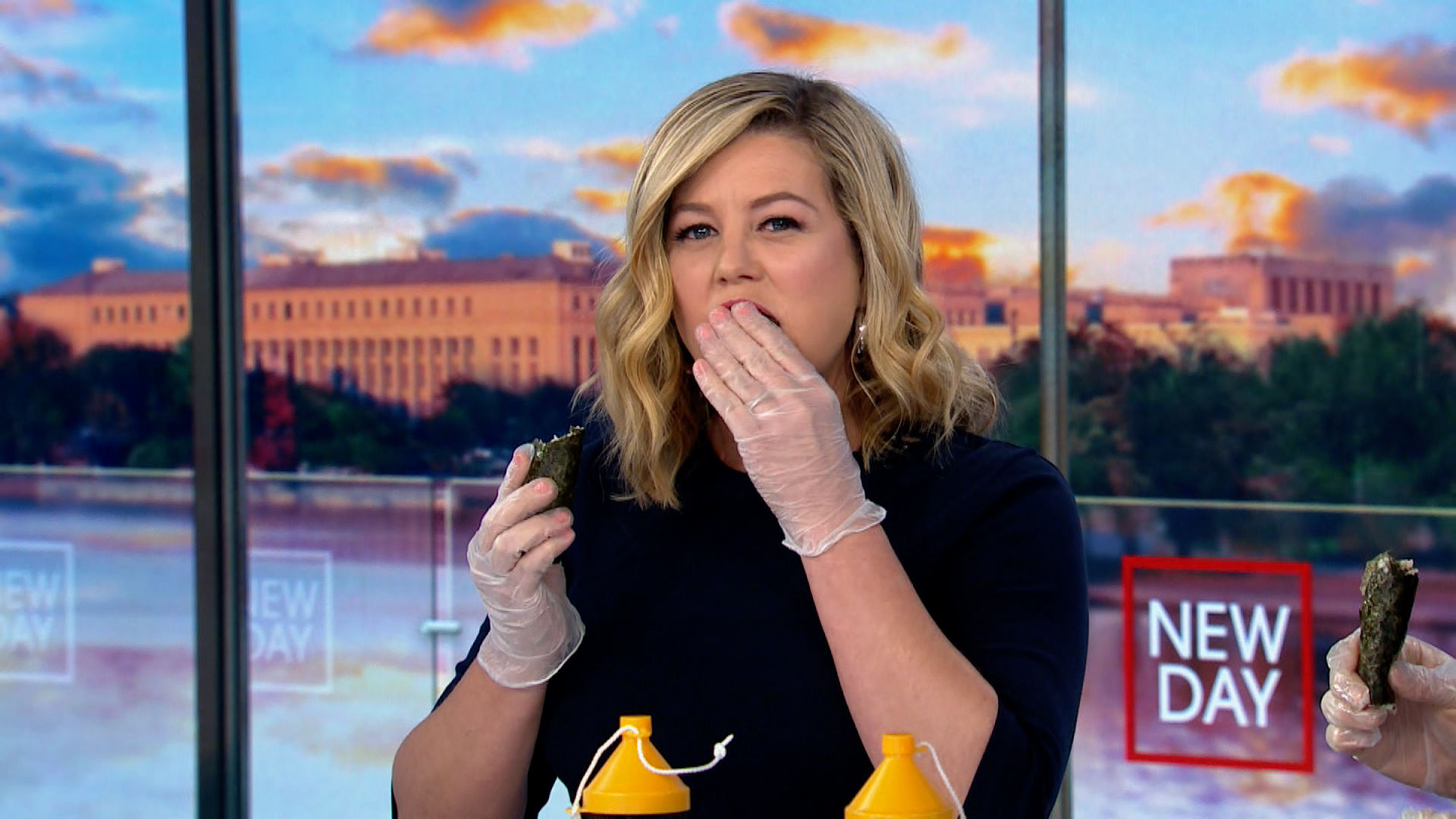 Αηδία! Παρουσιάστρια του CNN τρώει τζιτζίκια για προωθήσει την εντομοφαγία  στον πληθυσμό! | The Flag Report